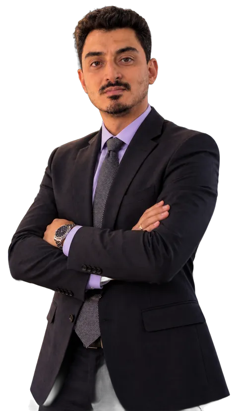 Dr. Manoel Lisboa Rocha, de terno, com os braços cruzados